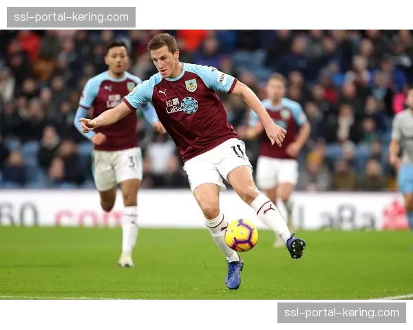 半场战报：十人应战的卢顿0-0暂平伯恩利