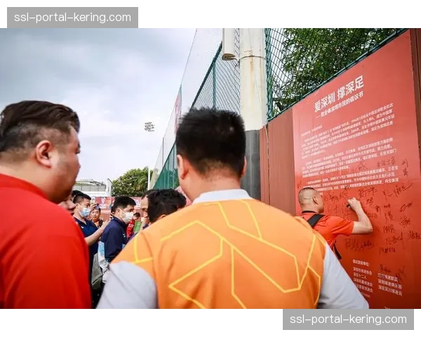 奥格斯堡训练基地开放日，球迷高举标语支持球队保级