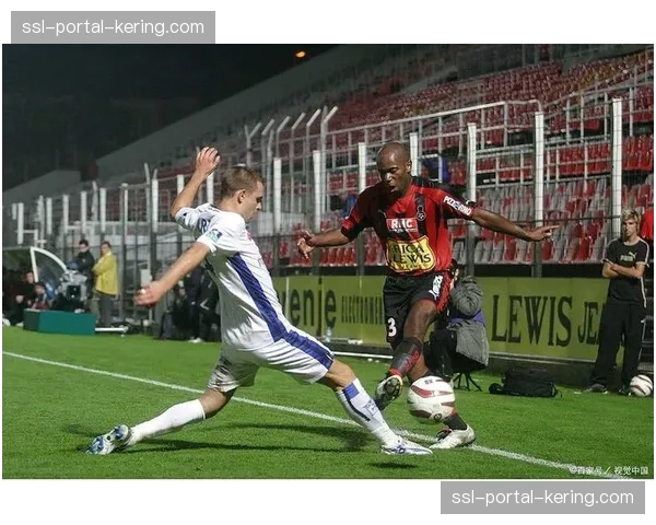 欧塞尔对阵图卢兹赛前，主队主场草坪完成紧急养护工作